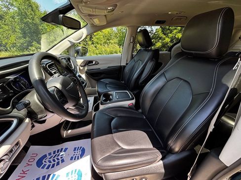 Used 2023 Chrysler Pacifica Touring-L FWD image 13