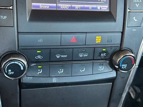 Used 2016 Toyota Camry SE FWD image 19