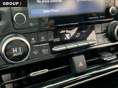 Used 2021 Toyota Highlander XLE AWD/4WD image 36