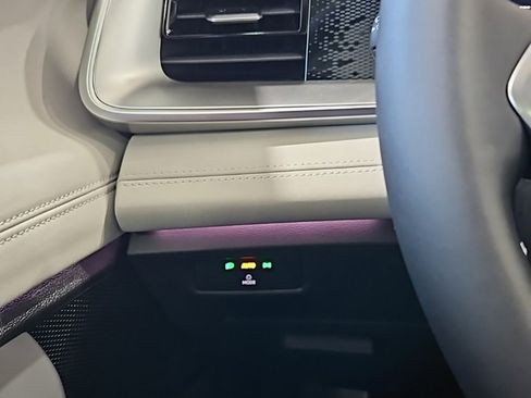 New 2025 Volkswagen Tiguan SE image 36