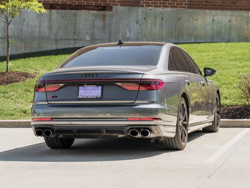 Used 2022 Audi S8 AWD/4WD image 4