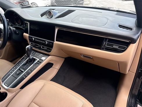 Used 2021 Porsche Macan image 32