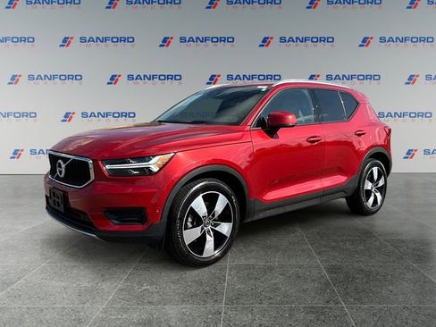 Used 2019 Volvo XC40 T4 Momentum image 1