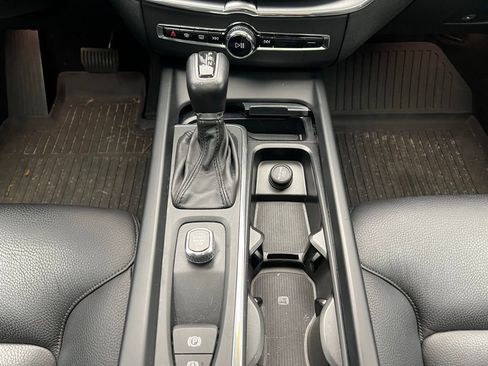 Used 2018 Volvo XC60 T5 Momentum w/ Vision Package image 12