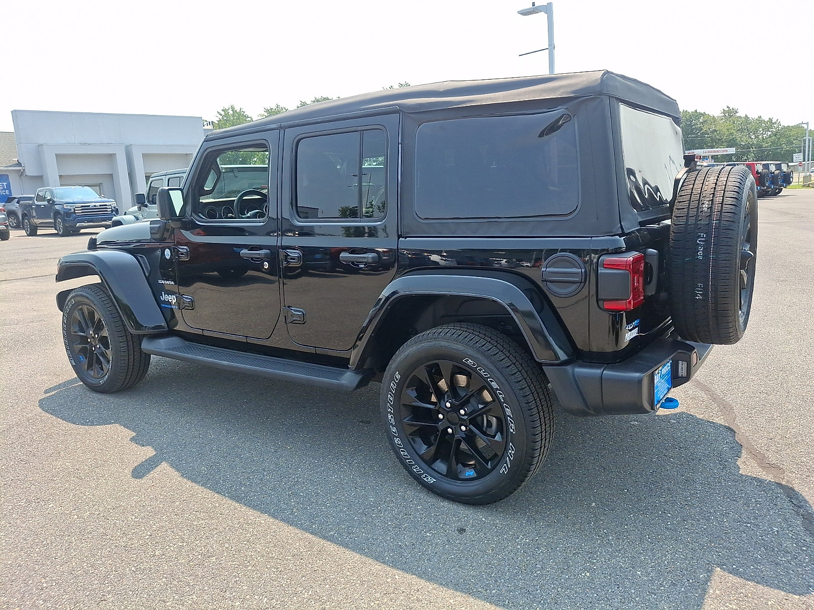 Used 2023 Jeep Wrangler Unlimited Sahara AWD/4WD image 4