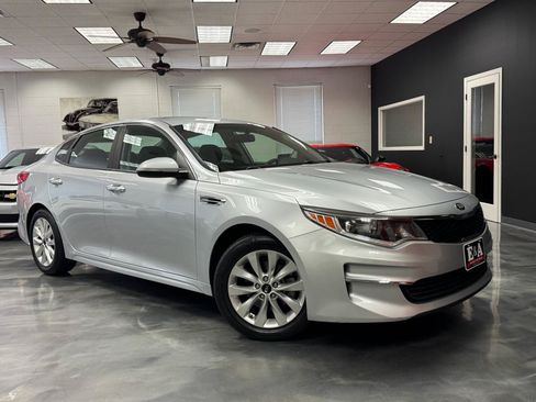 Used 2017 Kia Optima LX FWD image 2