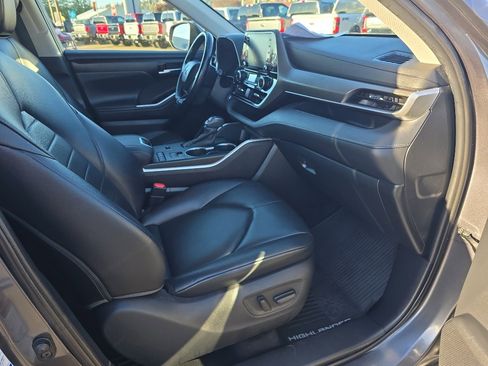 Used 2020 Toyota Highlander XLE image 17