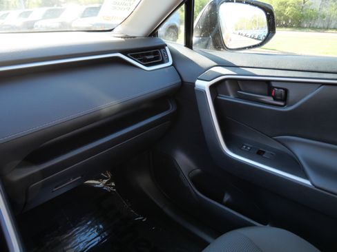 Certified 2025 Toyota RAV4 LE AWD/4WD image 33