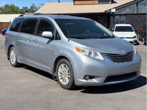Used 2014 Toyota Sienna XLE FWD image 3
