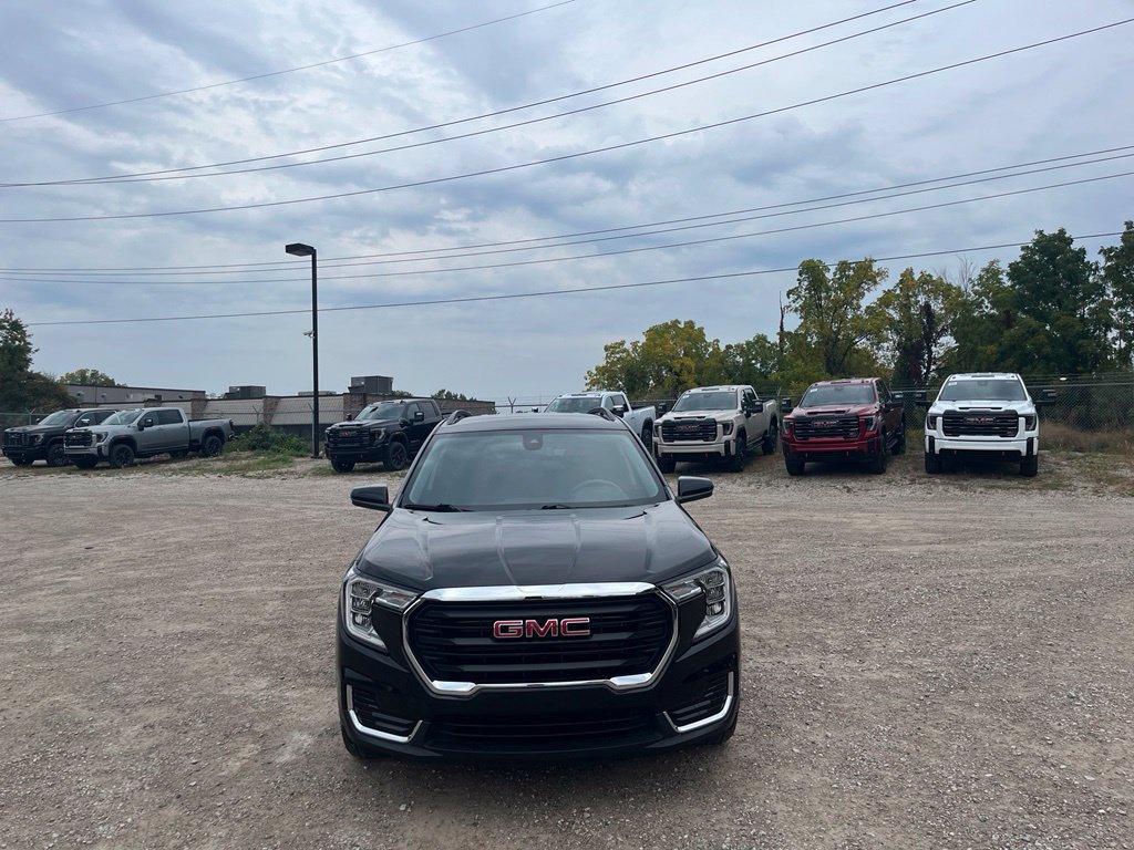 Used 2024 GMC Terrain SLE w/ Driver Convenience Package FWD image 3