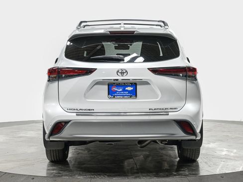 Used 2024 Toyota Highlander Platinum image 5
