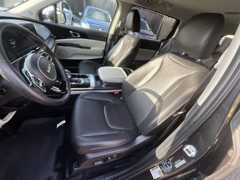 Used 2024 Kia Carnival EX image 12
