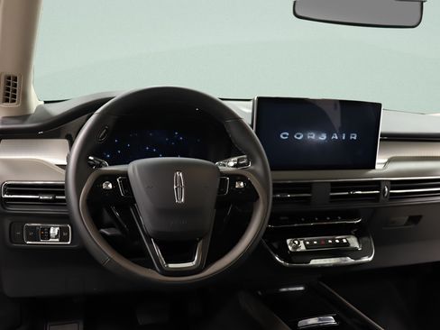 Used 2024 Lincoln Corsair AWD w/ Towing Package image 9