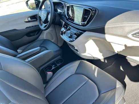 Used 2024 Chrysler Pacifica Touring-L FWD image 19