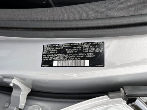 Certified 2025 Volvo XC60 B5 Plus image 33