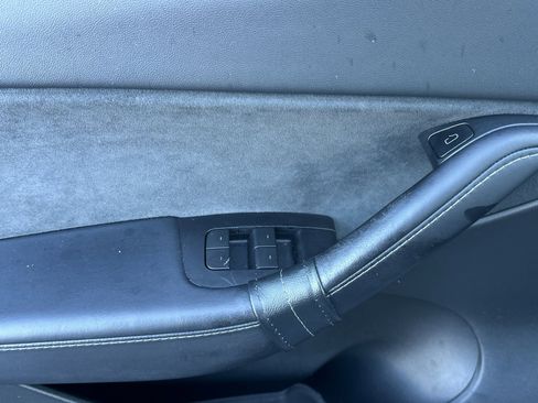 Used 2022 Tesla Model Y Long Range image 11