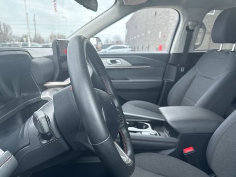 Used 2025 Ford Explorer Active image 30