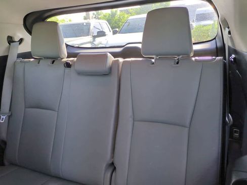 Used 2023 Toyota Highlander Limited FWD image 13
