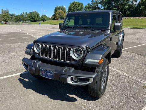 Used 2025 Jeep Wrangler Unlimited Sahara AWD/4WD image 4