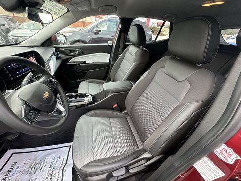 Used 2025 Chevrolet Trax LT w/ LT Convenience Package image 11