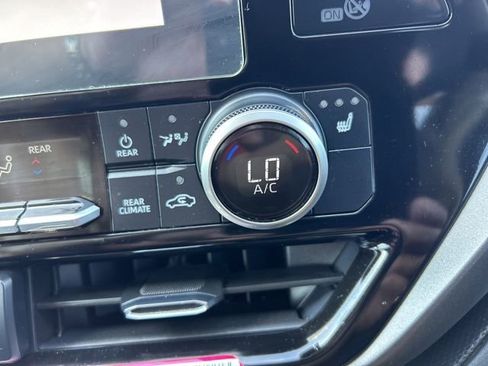 Used 2024 Toyota Highlander XLE FWD image 21