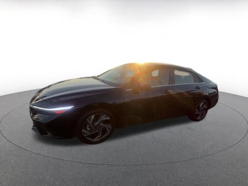 Used 2025 Hyundai Elantra SEL image 8