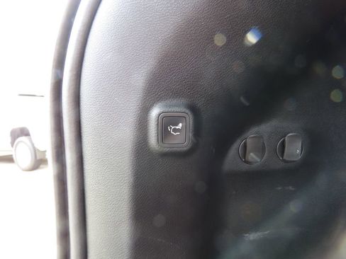 Used 2019 Jeep Cherokee Limited AWD/4WD image 18