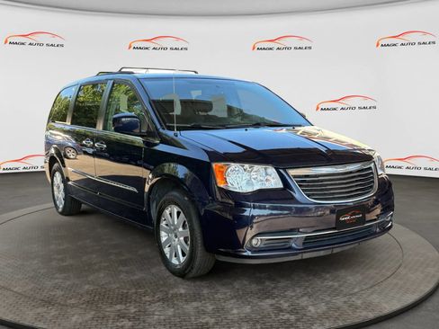 Used 2016 Chrysler Town & Country Touring w/ Driver Convenience Group FWD image 5