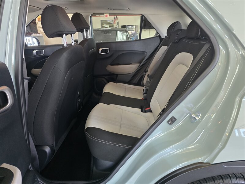 Used 2025 Hyundai Venue SEL FWD image 10