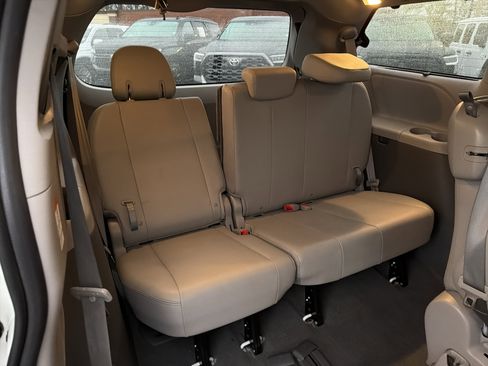 Used 2020 Toyota Sienna XLE image 16