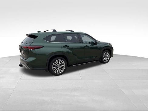 Used 2025 Toyota Highlander Platinum image 5