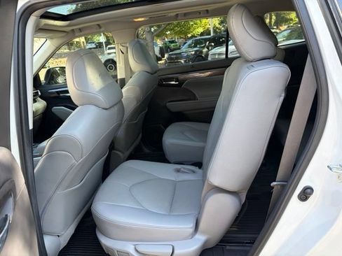Used 2021 Toyota Highlander Platinum AWD/4WD image 22