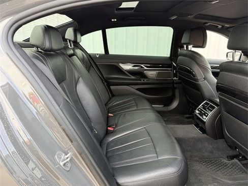 Used 2021 BMW 740i w/ M Sport Package image 33