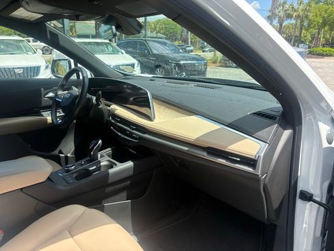 Certified 2024 Cadillac XT4 Luxury w/ Cold Weather Package FWD image 18