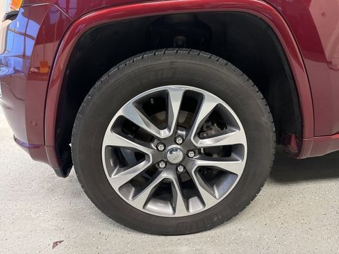 Used 2017 Jeep Grand Cherokee Overland w/ Jeep Active Safety Group image 5
