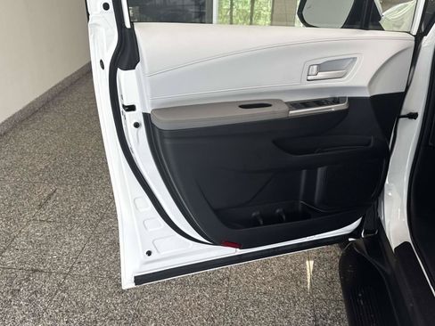 Used 2026 Toyota Sienna LE FWD image 15