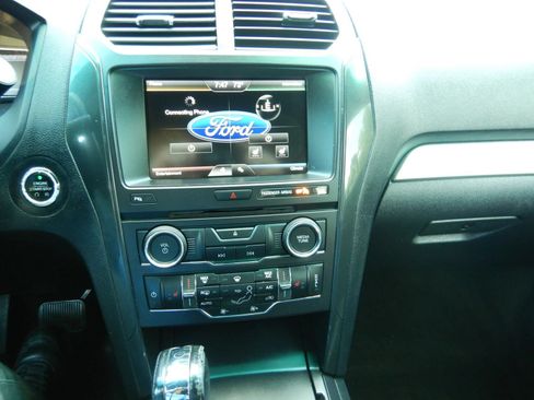 Used 2016 Ford Explorer XLT w/ Equipment Group 202A AWD/4WD image 15