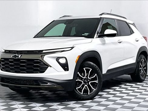 Used 2025 Chevrolet TrailBlazer ACTIV w/ Driver Confidence Package FWD image 2