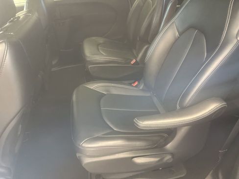 Used 2024 Chrysler Pacifica Select image 11