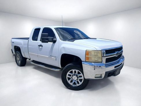 Used 2008 Chevrolet Silverado 2500 LT w/ 1LT Convenience Package AWD/4WD image 2