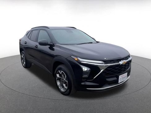 Used 2025 Chevrolet Trax LT image 3