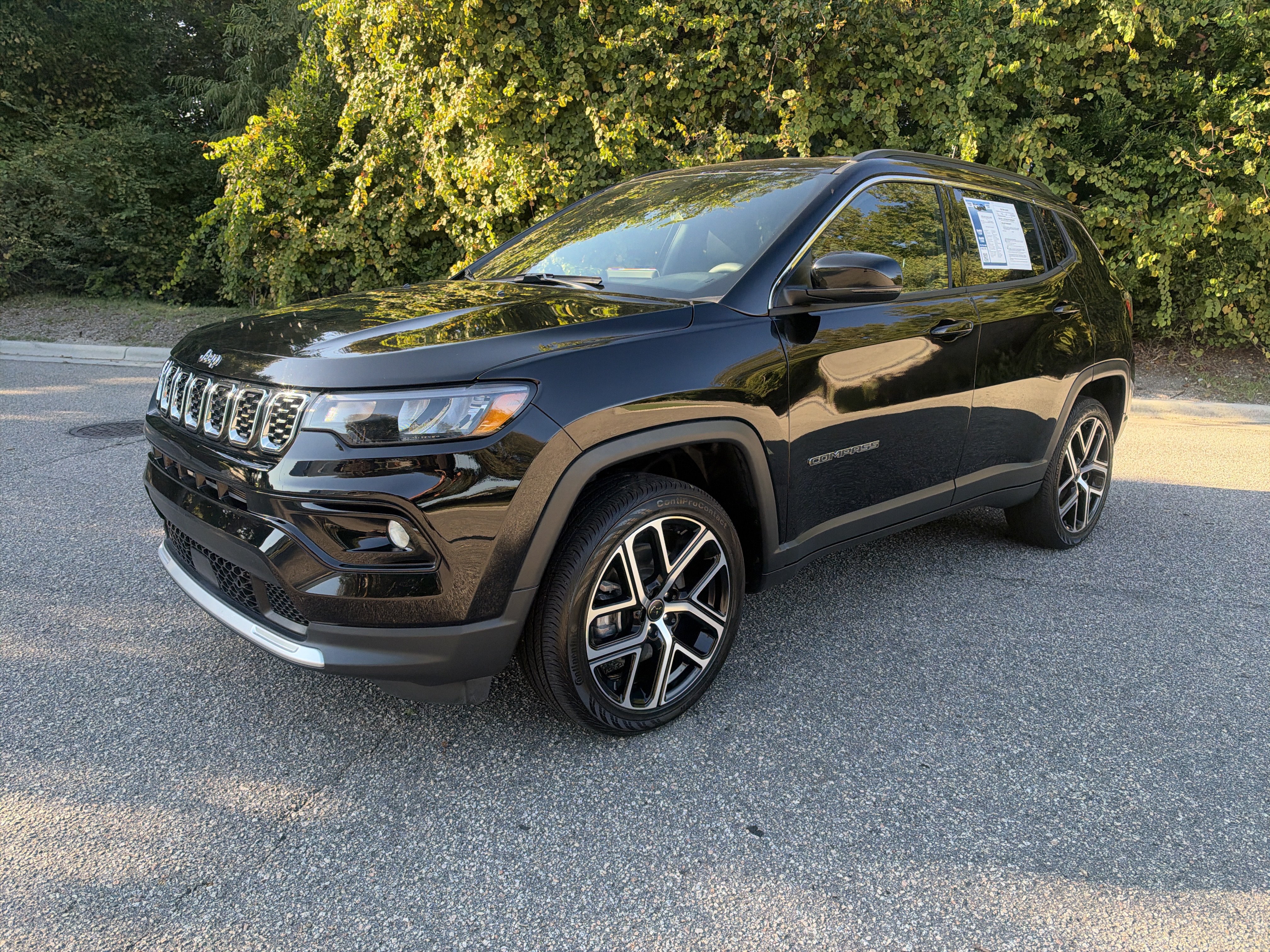 Used 2025 Jeep Compass Limited AWD/4WD image 4