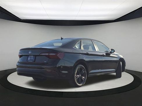 Certified 2023 Volkswagen Jetta SE w/ Panoramic Sunroof Package image 7