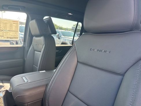 New 2025 GMC Yukon XL Denali w/ Denali Reserve Package image 13