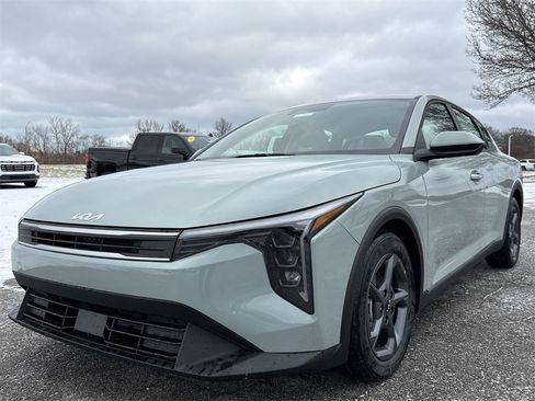 New 2025 Kia K4 LXS image 1
