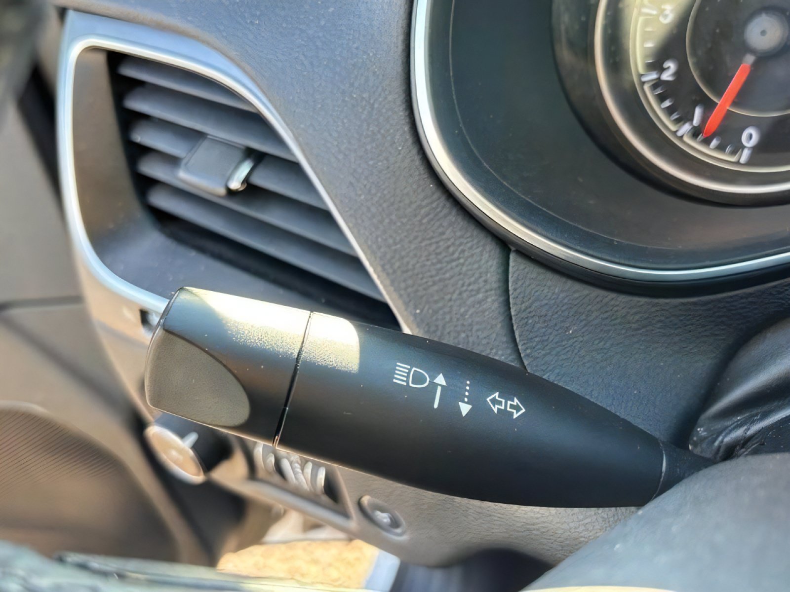 Used 2019 Jeep Cherokee Latitude Plus w/ Comfort/Convenience Group FWD image 24