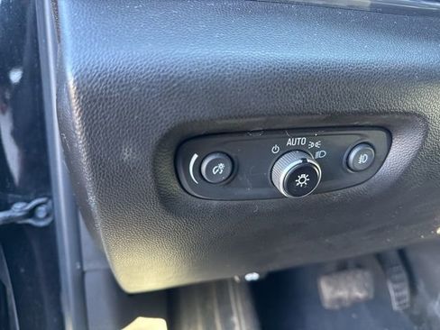 Used 2021 Chevrolet Traverse LT w/ LT Premium Package image 21