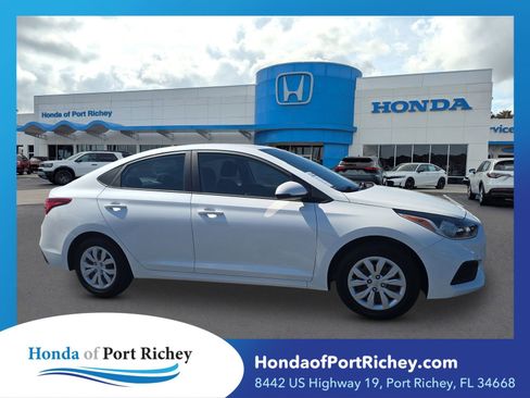 Used 2022 Hyundai Accent SE FWD image 1