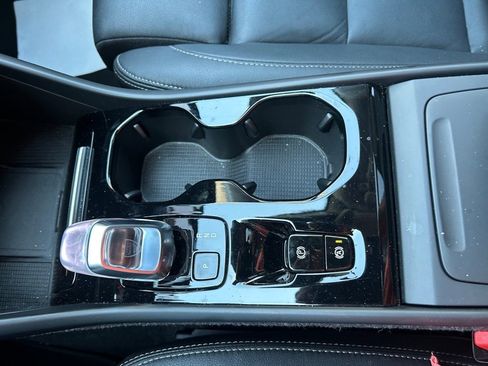 Certified 2025 Volvo XC40 B5 Plus image 28