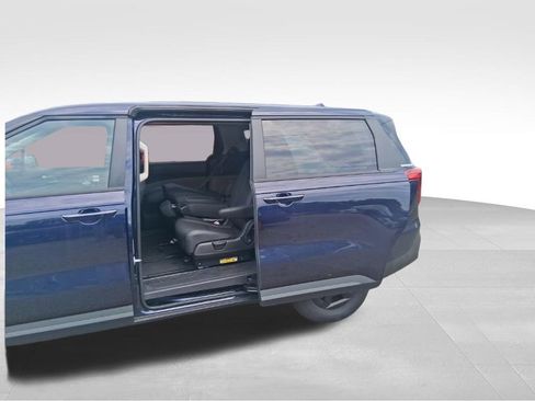 Used 2026 Kia Carnival FWD image 12